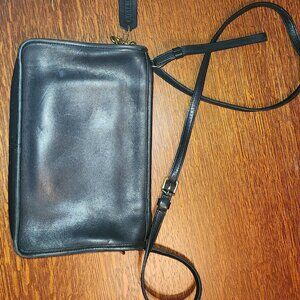 Vintage Coach 9455 Black leather Adjusted strap cross body purse. D2P-9455,